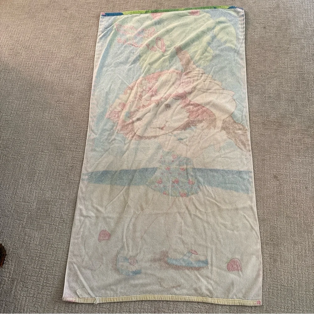 2006 Strawberry Shortcake Beach Towel Girl with Shell Hard to Find